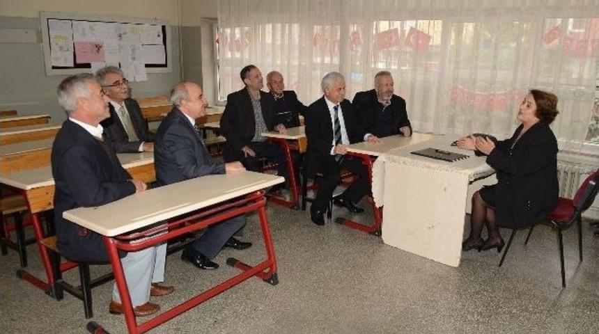 Yarım Asır Önce Okudukları Sınıfta Öğretmenlerinin Elini Öptüler