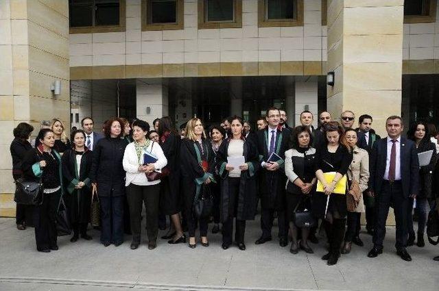 Avukatlar, Erkek Maketleri Üzerinden Şiddeti Protesto Ettiler