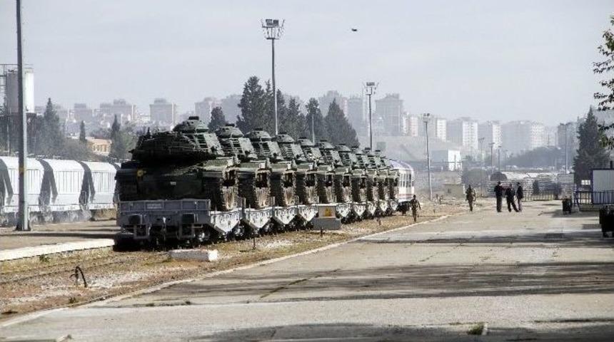 Hareketlenen Sınıra Tank Sevkıyatı S&uuml;r&uuml;yor