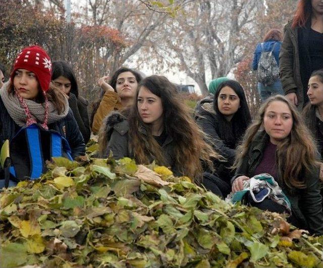 Üniversite Öğrencileri Kadına Yönelik Şiddetle Mücadele Günü’nü Unutmadı