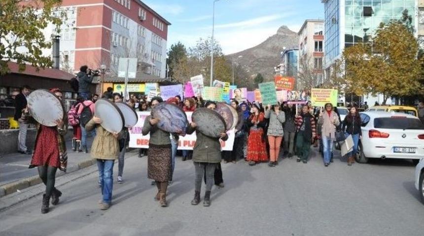 Tunceli&rsquo;de Kadınlar Şiddete Karşı Y&uuml;r&uuml;d&uuml;