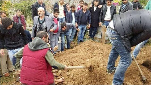 Kazada Ölen Genç Toprağa Verildi