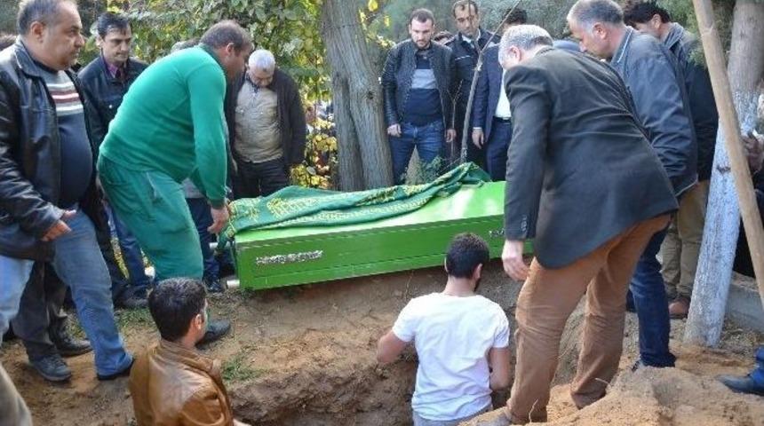 Kktc&rsquo;de &Ouml;ld&uuml;r&uuml;len &Uuml;niversite &Ouml;ğrencisi, Babasının Yanına Defnedildi