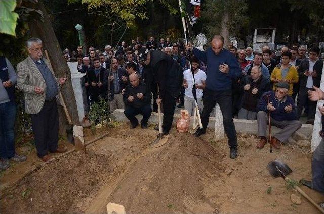 Kktc’de Öldürülen Üniversite Öğrencisi, Babasının Yanına Defnedildi