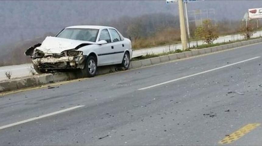 Trakt&ouml;rle Otomobil &Ccedil;arpıştı: 2 Yaralı