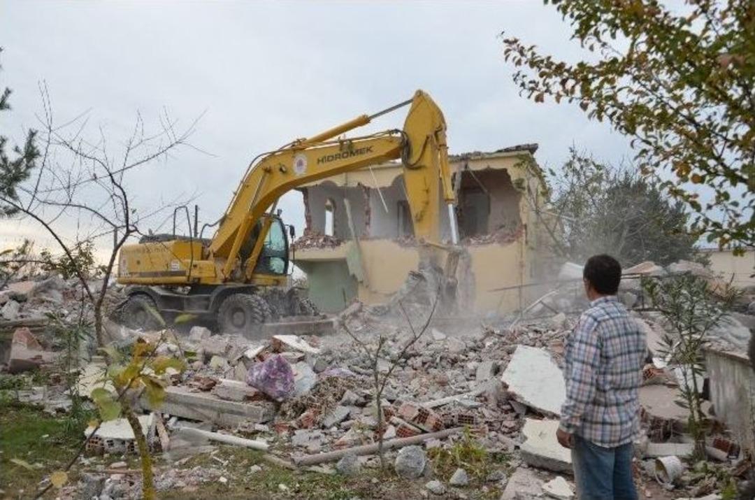 Kuş Cennetindeki Ka&ccedil;ak Ve Ruhsatsız Binalar Yıkılıyor