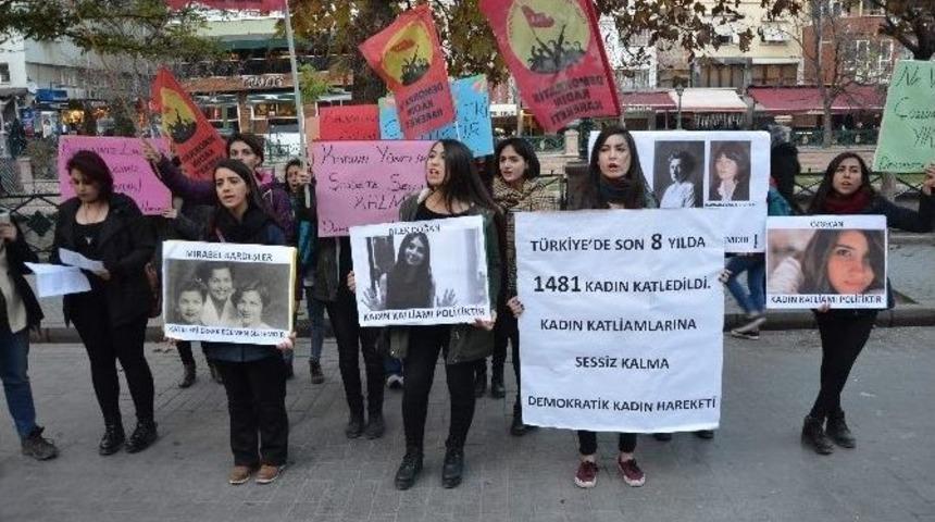 Kadınlardan Siyah Bantlı Sessiz Yürüyüş