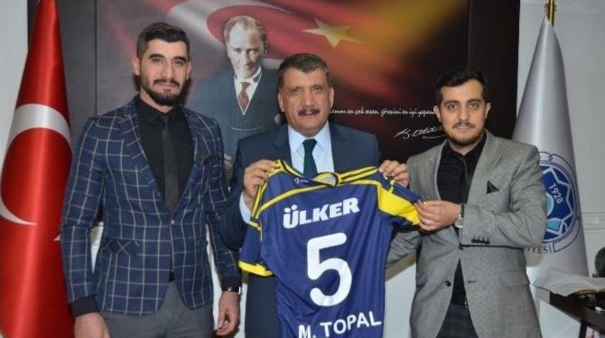 Başkan G&uuml;rkan&rsquo;a Mehmet Topal&rsquo;ın Forması Hediye Edildi