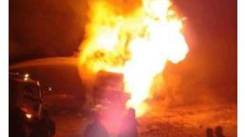 Yol Kesen Ter&ouml;ristler 2 Tır&rsquo;ı Ateşe Verdi