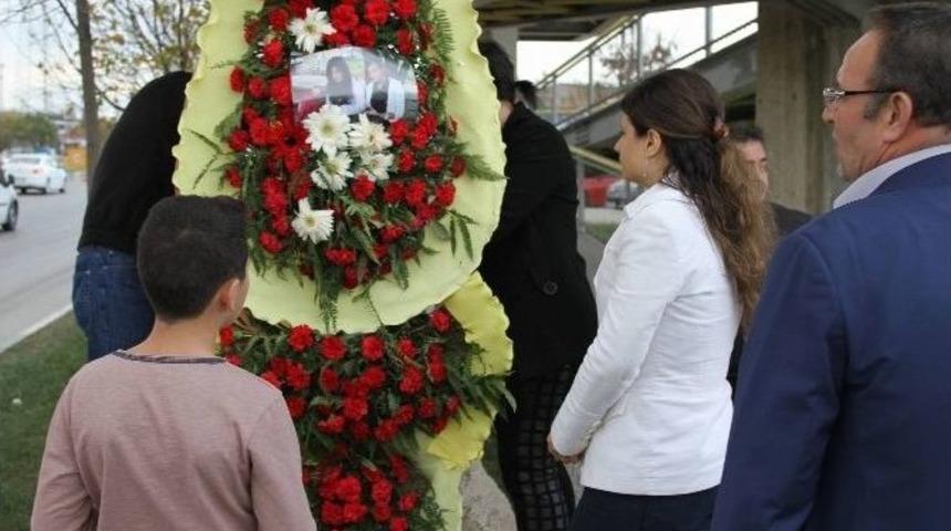 Liseli Kızlarının Kazada &Ouml;ld&uuml;ğ&uuml; Yere Karanfil Bıraktılar