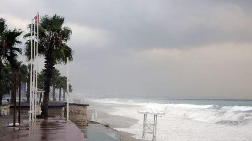 Antalya&rsquo;da Yağmur Ve Fırtına Etkili Oluyor