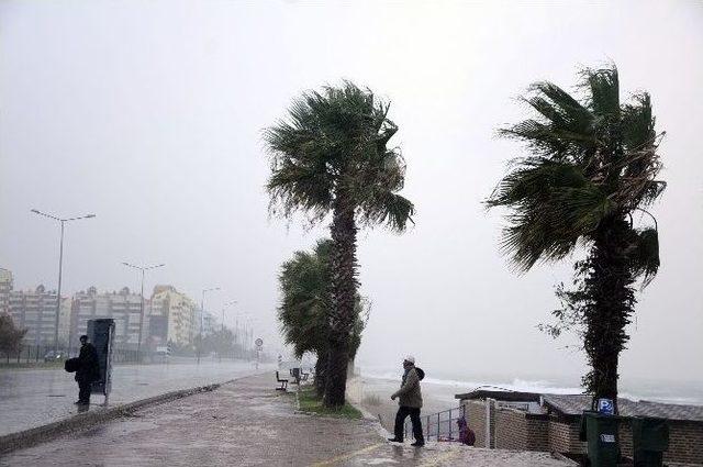 Antalya&rsquo;da Yağmur Ve Fırtına Etkili Oluyor 1