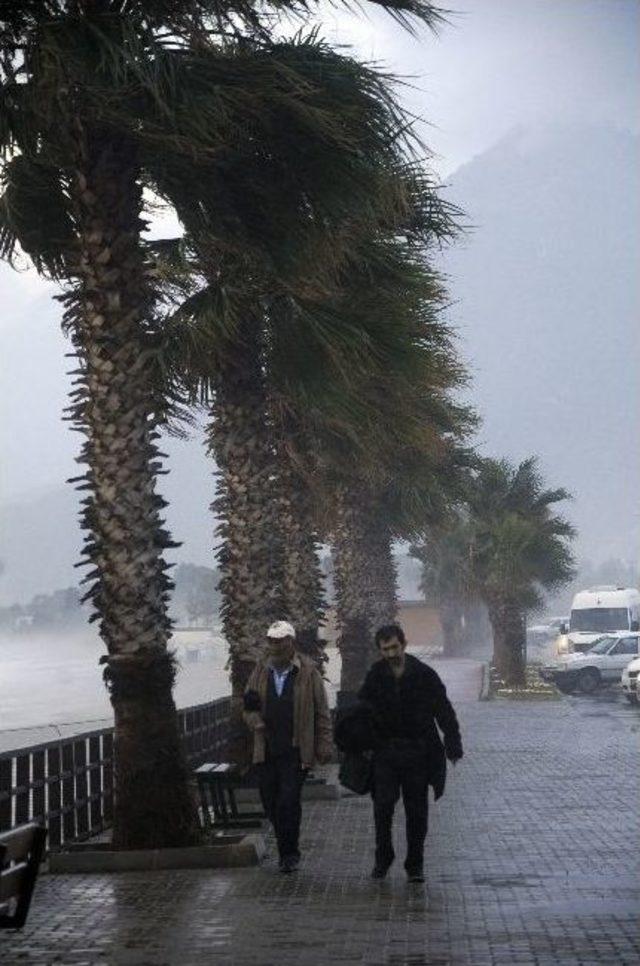 Antalya&rsquo;da Yağmur Ve Fırtına Etkili Oluyor 2