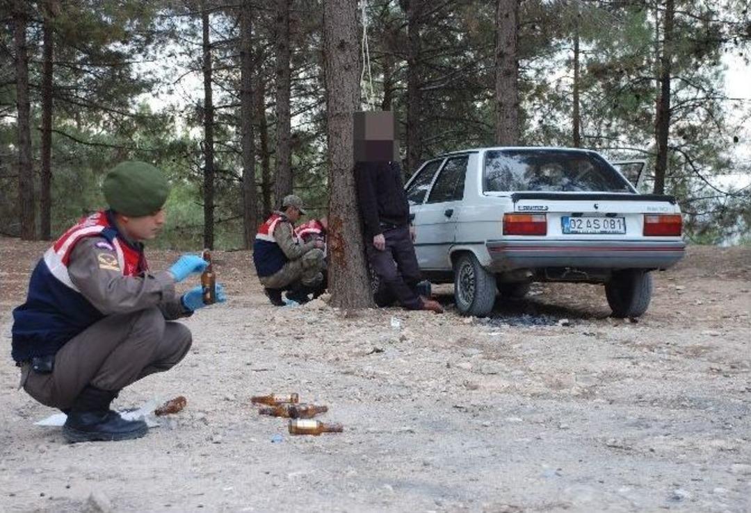 Ağaca Asılı Erkek Cesedi Bulundu