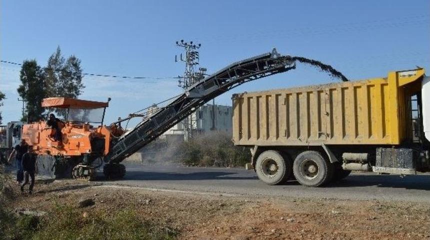 B&uuml;y&uuml;şehirden Serik &Ccedil;andır Yoluna Sıcak Asfalt