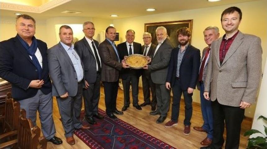 Başkan Bakıcı&rsquo;ya Boşnak B&ouml;reği İle Ziyaret