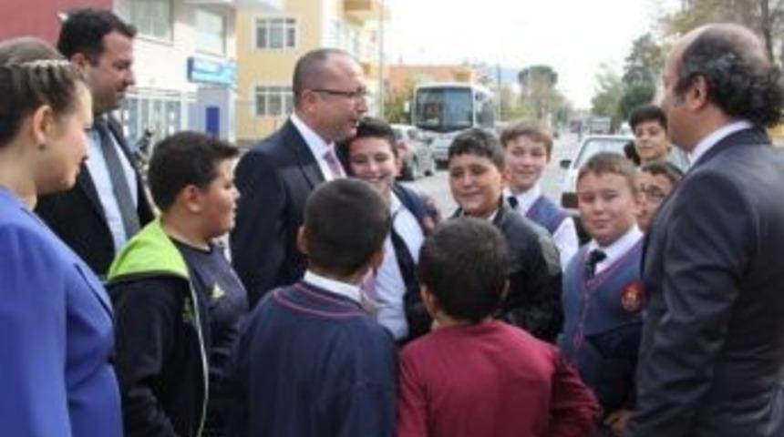 &Ccedil;ocuklar Kaymakam Atik&rsquo;ten Top İstedi