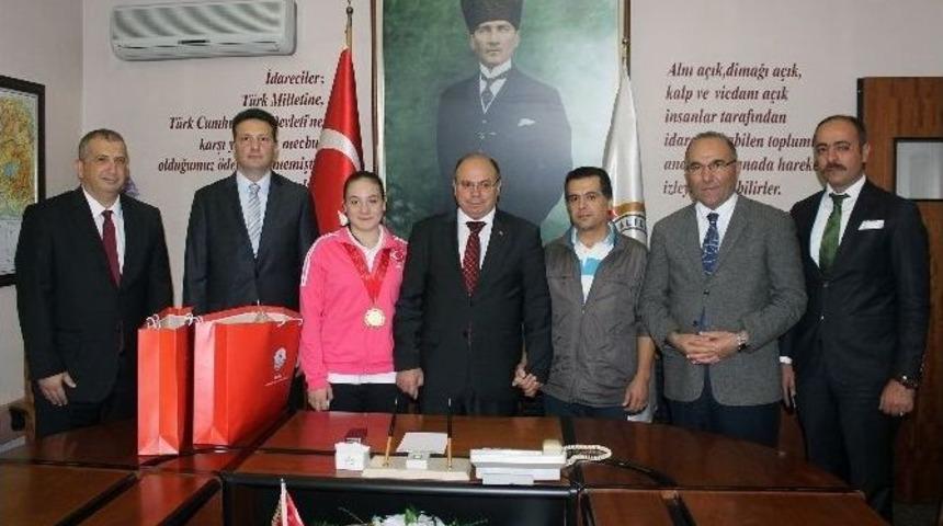 D&uuml;nya Şampiyonundan Vali &Ccedil;i&ccedil;ek&rsquo;e Ziyaret