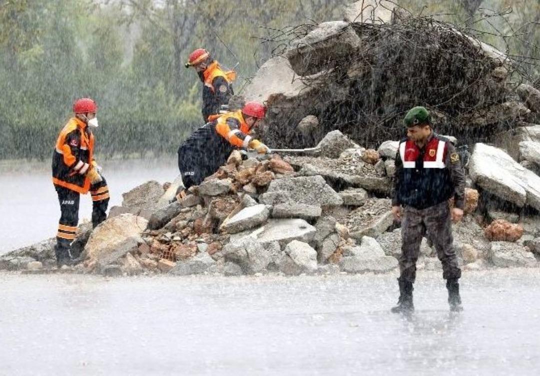 Afad&rsquo;dan Yağmur Altında Ger&ccedil;eğini Aratmayan Tatbikat
