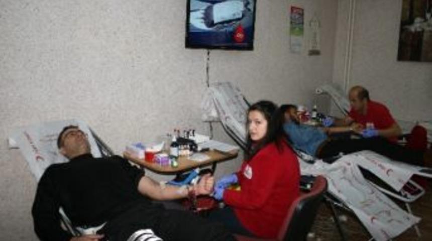 D&uuml;zce Namık Kemal İlkokulu &Ouml;ğretmen Ve Velileri Kan Verdi