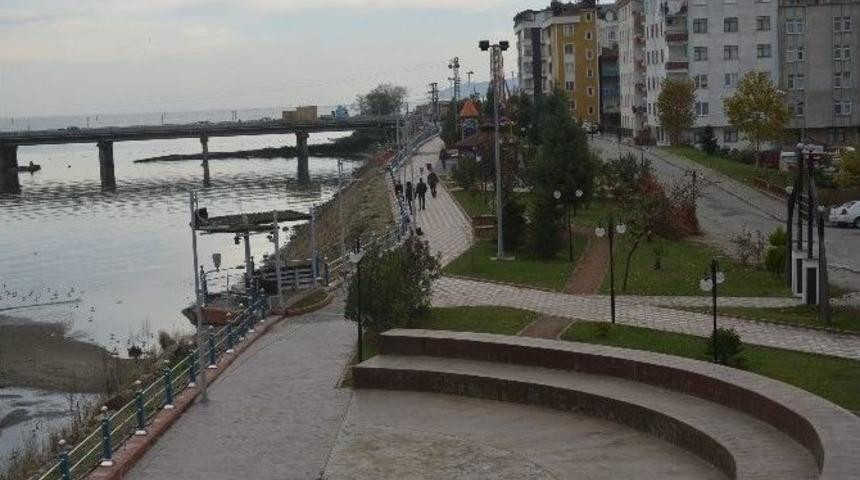 Elek&ccedil;i Parkı&rsquo;nın Korkulukları Yenilendi