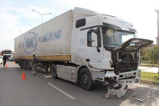 Tır İle Otomobil &Ccedil;arpıştı: 1 Yaralı 1