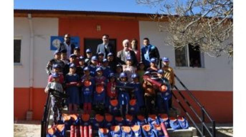 -b&uuml;y&uuml;kşehir Belediyesinden Minik &Ouml;ğrencilere Spor Malzemesi Desteği