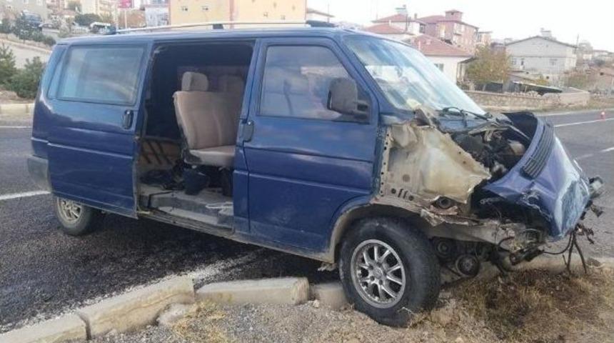 Kamyonet İle Minib&uuml;s &Ccedil;arpıştı: 2 Yaralı