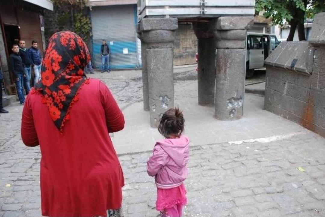 Sur&rsquo;daki &Ccedil;atışmalarda Tarihi D&ouml;rt Ayaklı Minare Zarar G&ouml;rd&uuml;