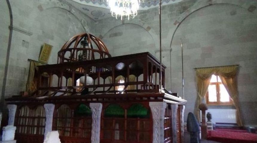 Hasan Harakani T&uuml;rbesi&rsquo;nde Bulunan Sancaklar &Ccedil;alındı