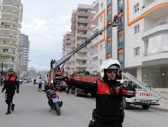 İtfaiye Ve Polis Yanan Evden 3 Kardeşi Kurtardı