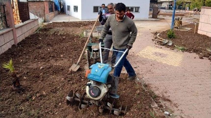 Kahta Belediyesi Parklarda &Ccedil;alışma Yapıyor