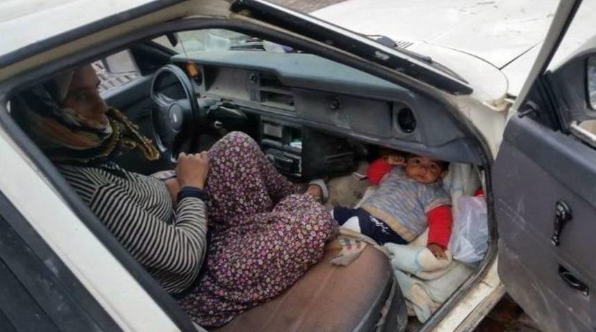 6 Aylık Bebeğin Hurda Aracında Ayak Altındaki Tehlikeli Yolculuğu