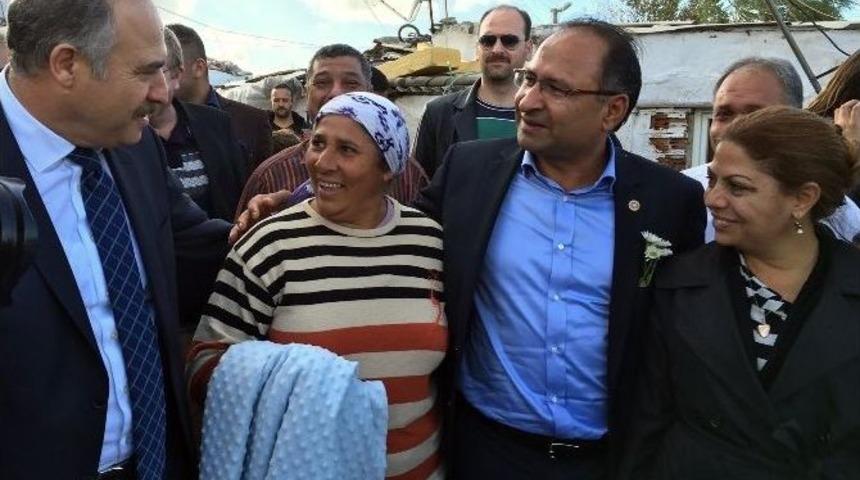 Roman Vekilden Kırmızı Plakalı Makam Aracıyla &Ccedil;adırlara Ziyaret