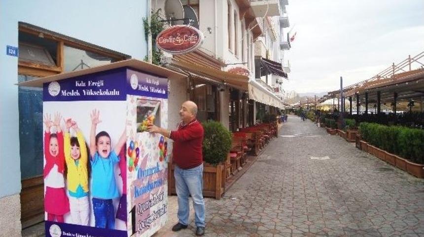 &Uuml;niversite &Ouml;ğrencilerinden Oyuncak Kumbarası