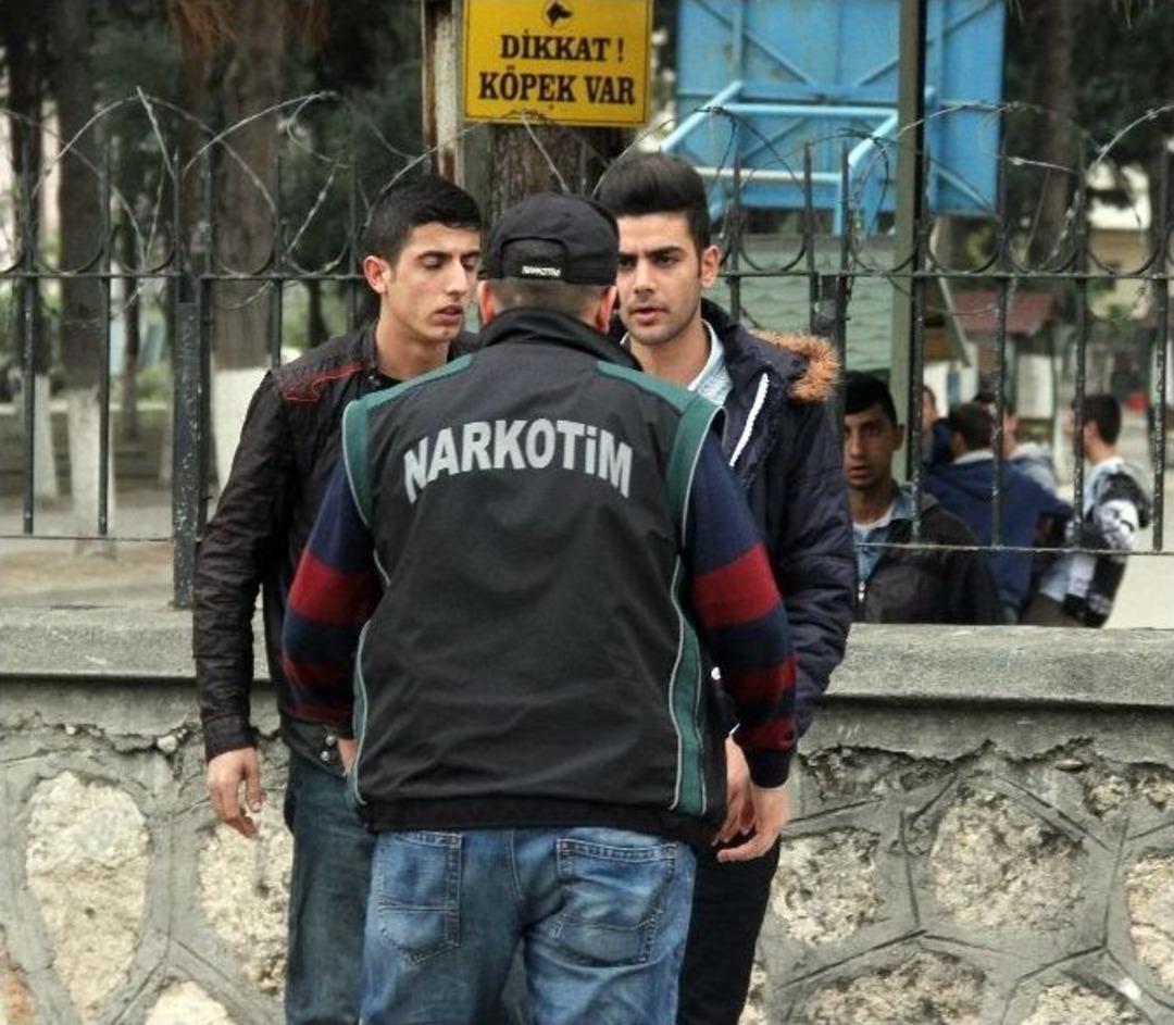 Okul Bah&ccedil;esinde Narkotik K&ouml;peğiyle Uyuşturucu Araması