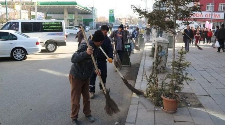 Belediye Sokakları Temizliyor