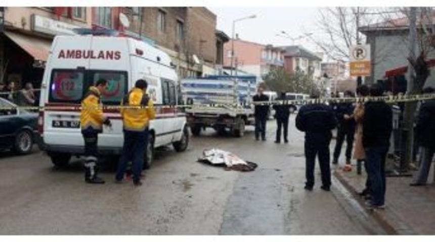 Kamyonet Yaşlı Kadına Çarptı: 1 Ölü