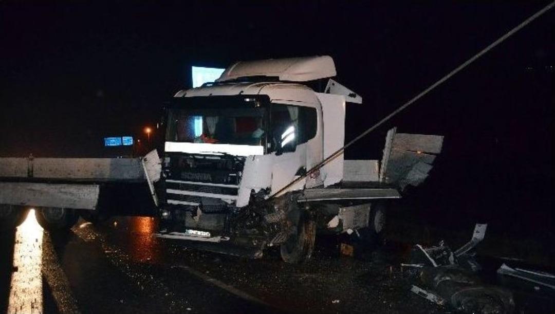 Trakt&ouml;r Y&uuml;kl&uuml; Tır Devrildi: 1 Yaralı