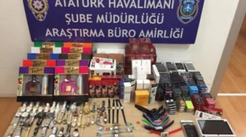 Atat&uuml;rk Havalimanı&rsquo;nda Cep Telefonu Ka&ccedil;ak&ccedil;ılığına Polis Engeli