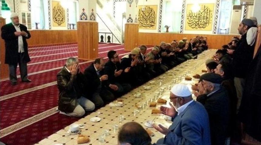 Cemaati Artırmak İsteyen İmam &Ccedil;orba İkramında Bulunuyor