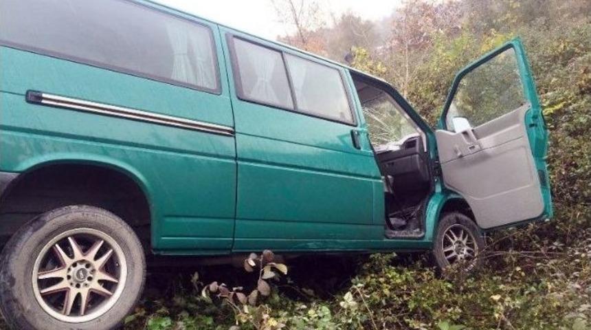 Tır İle &Ccedil;arpışan Minib&uuml;s Tarlaya U&ccedil;tu: 2 Yaralı