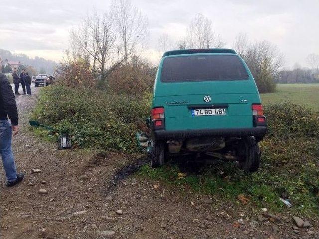 Tır İle Çarpışan Minibüs Tarlaya Uçtu: 2 Yaralı