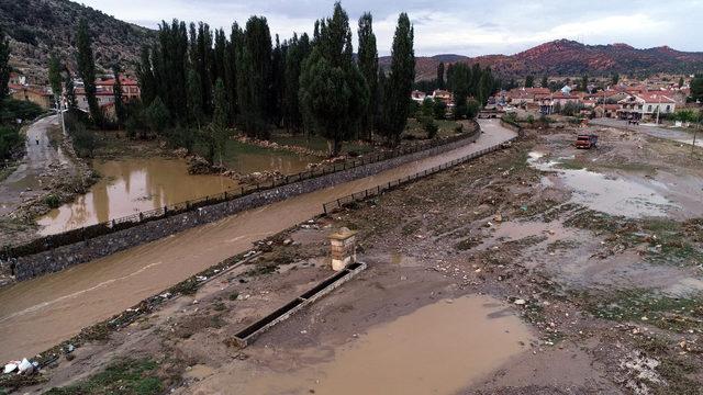 Afyonkarahisar'da sağanak, hayatı olumsuz etkiledi (2)