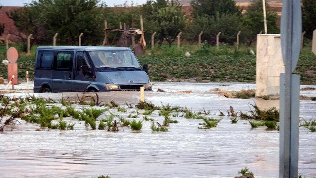 Afyonkarahisar'da sağanak, hayatı olumsuz etkiledi (2)