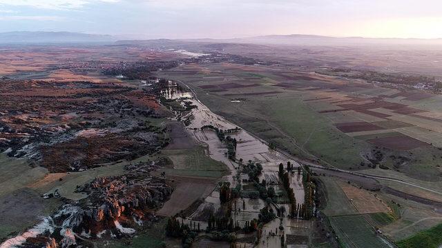 Afyonkarahisar'da sağanak, hayatı olumsuz etkiledi (2)