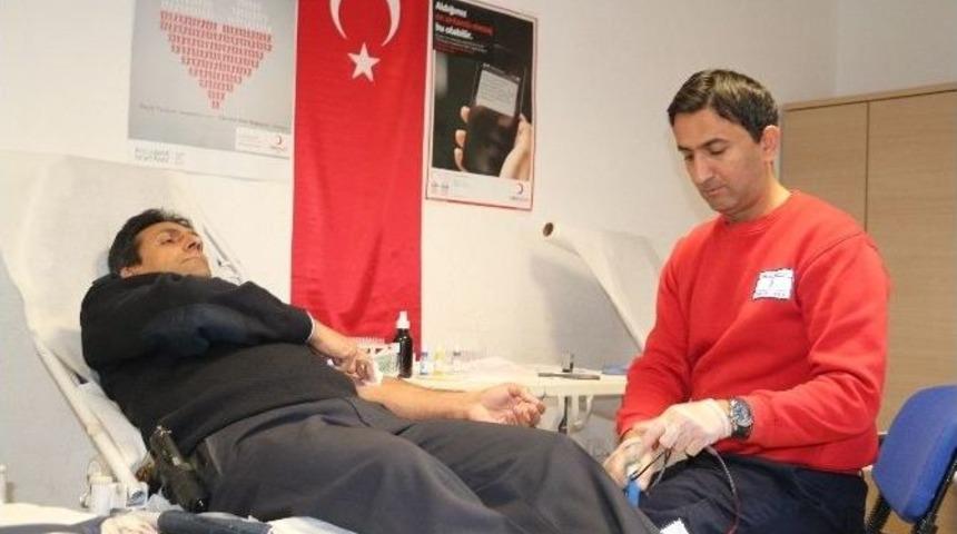 Polisten Kızılay&rsquo;a Kan Bağışı