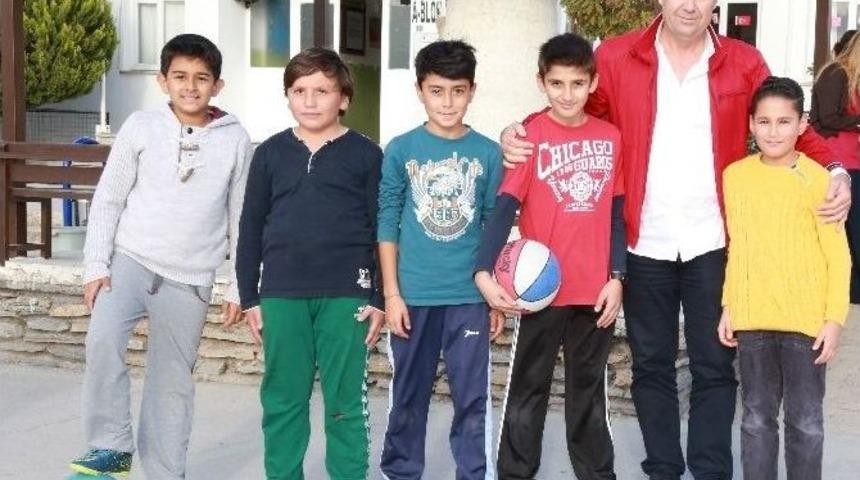 Eğitim Kurumlarına Destekler S&uuml;r&uuml;yor