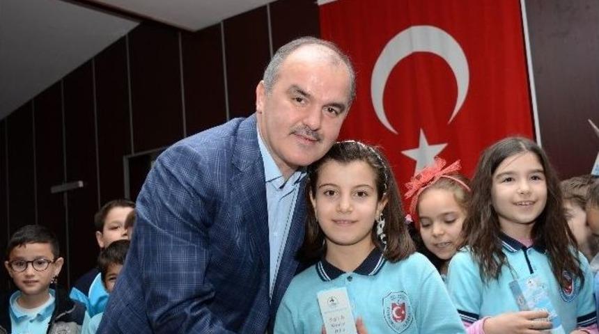 Başkan G&uuml;rlesin&rsquo;nden İlkokul &Ouml;ğrencilerine Diş Fır&ccedil;ası