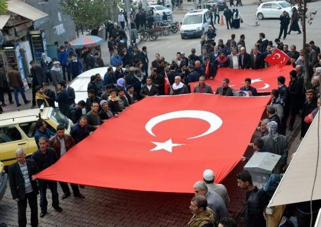 Siverek&rsquo;te Şehide Saygı Y&uuml;r&uuml;y&uuml;ş&uuml;